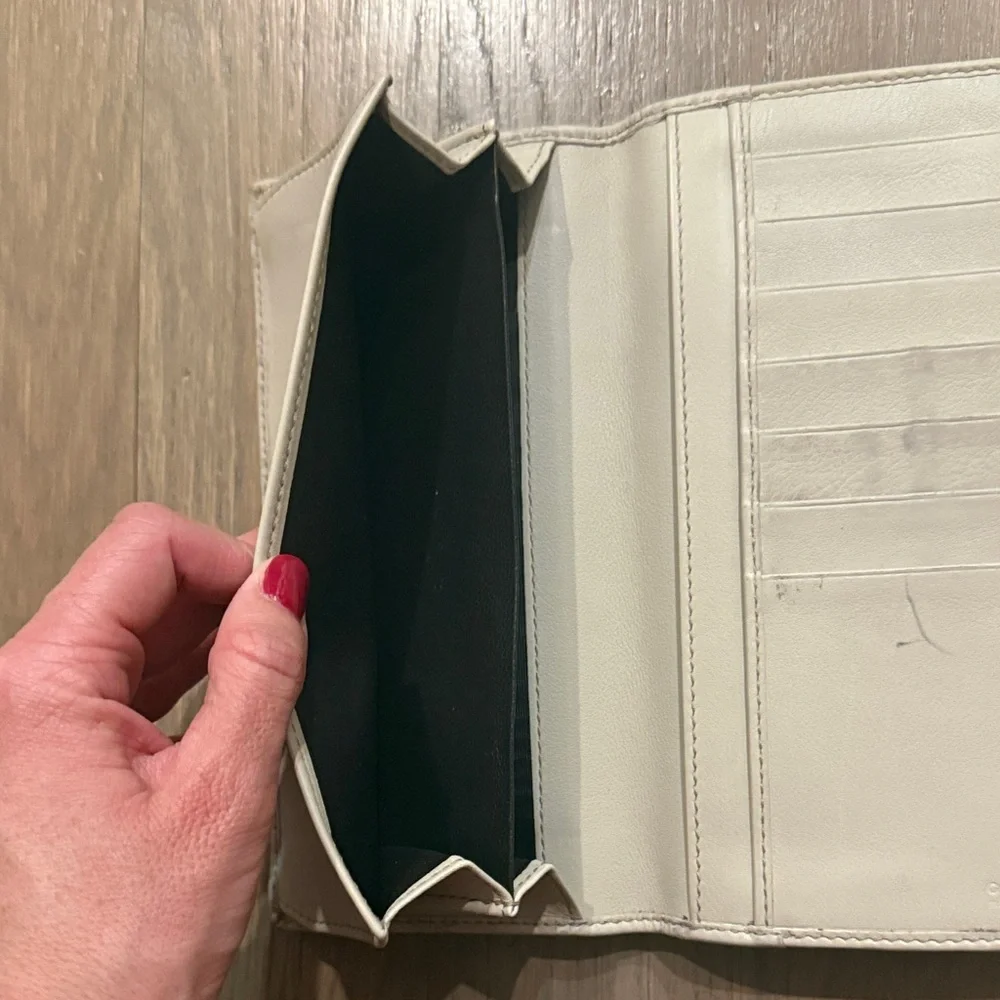 Gucci Beige Wallet with Gold Heart Detail - Picture 5 of 8